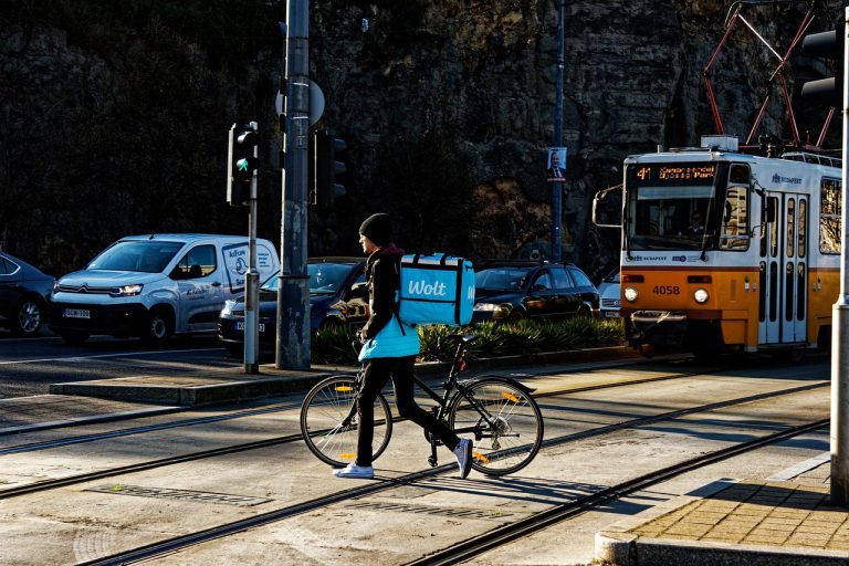 food-delivery-service-7126334_1280